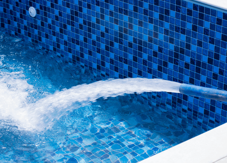 ¿Cuántos litros de agua de piscina puede transportar un camión cisterna?