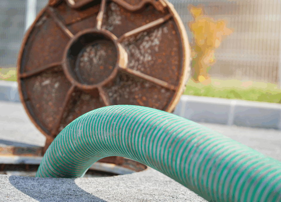 Camión cuba realizando vaciado de fosas sépticas en Platja d’Aro