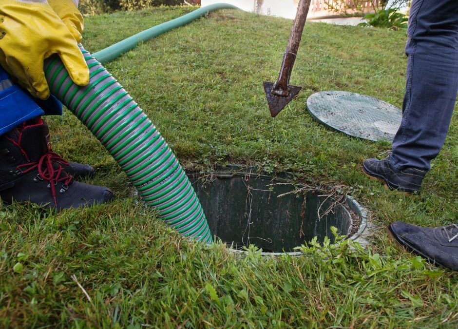 Servei de neteja de clavegueram amb camió cuba eliminant embussos i residus en xarxa de sanejament